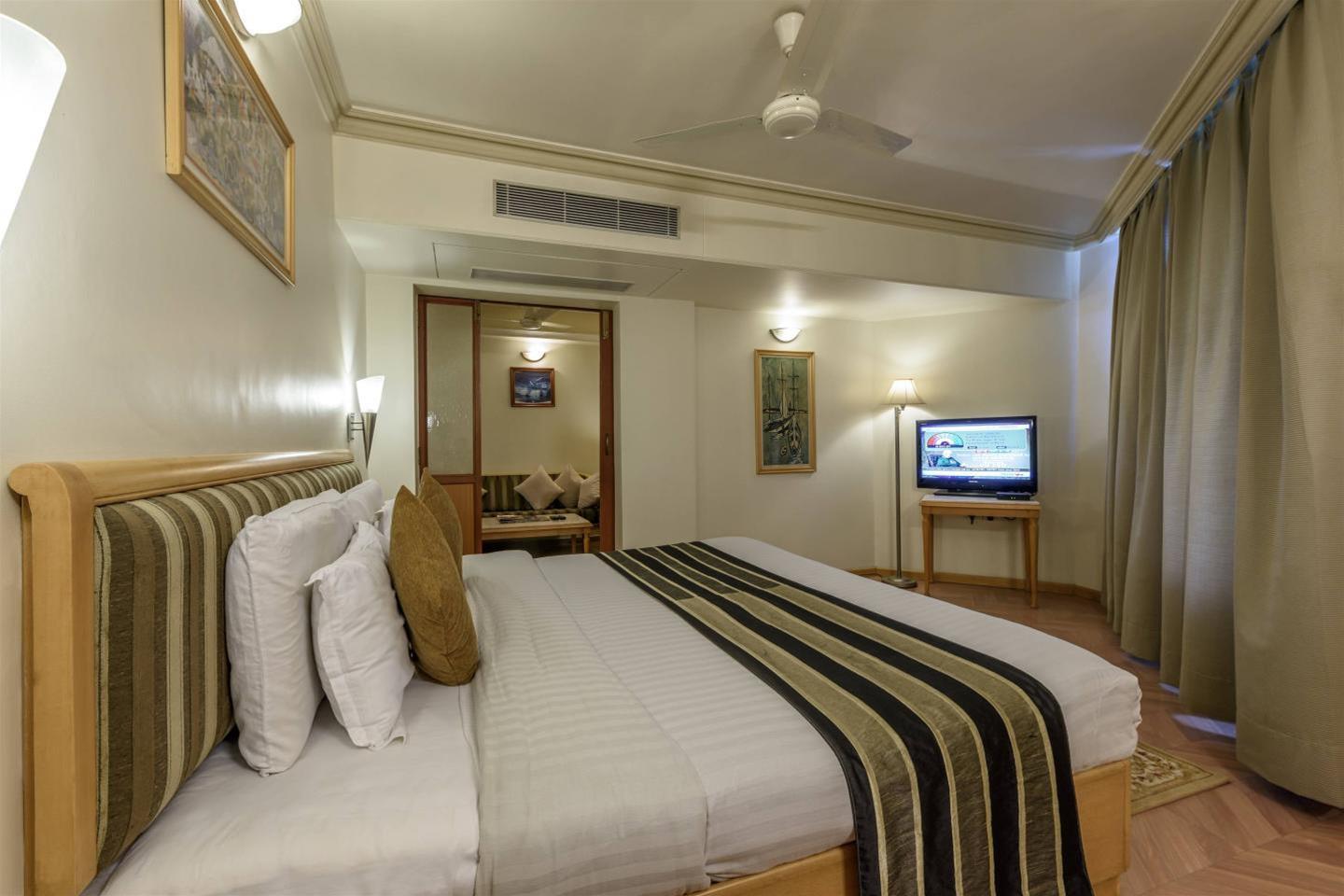 Comfort Inn President Near Ahmedabad Junction Station Bagian luar foto