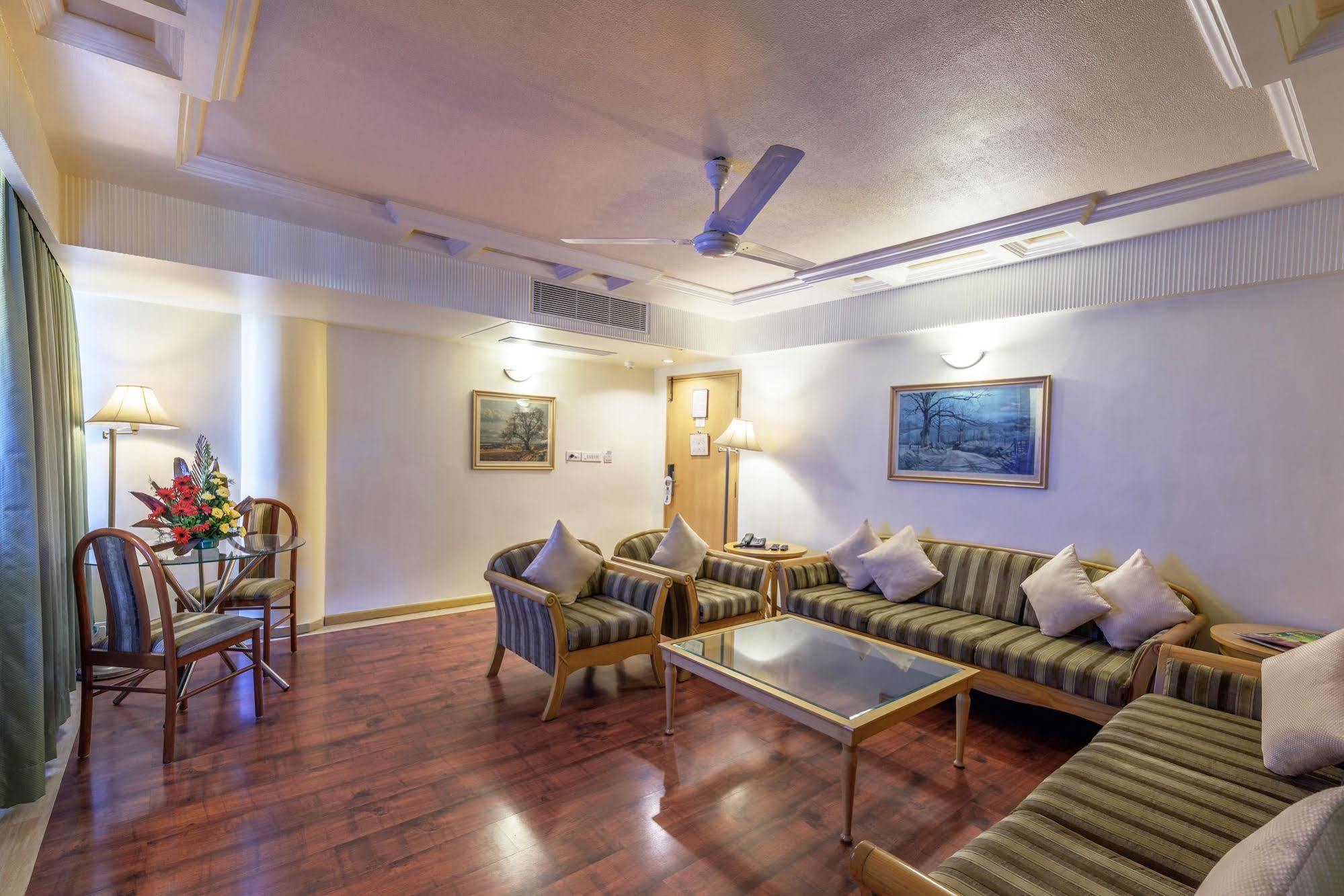 Comfort Inn President Near Ahmedabad Junction Station Bagian luar foto