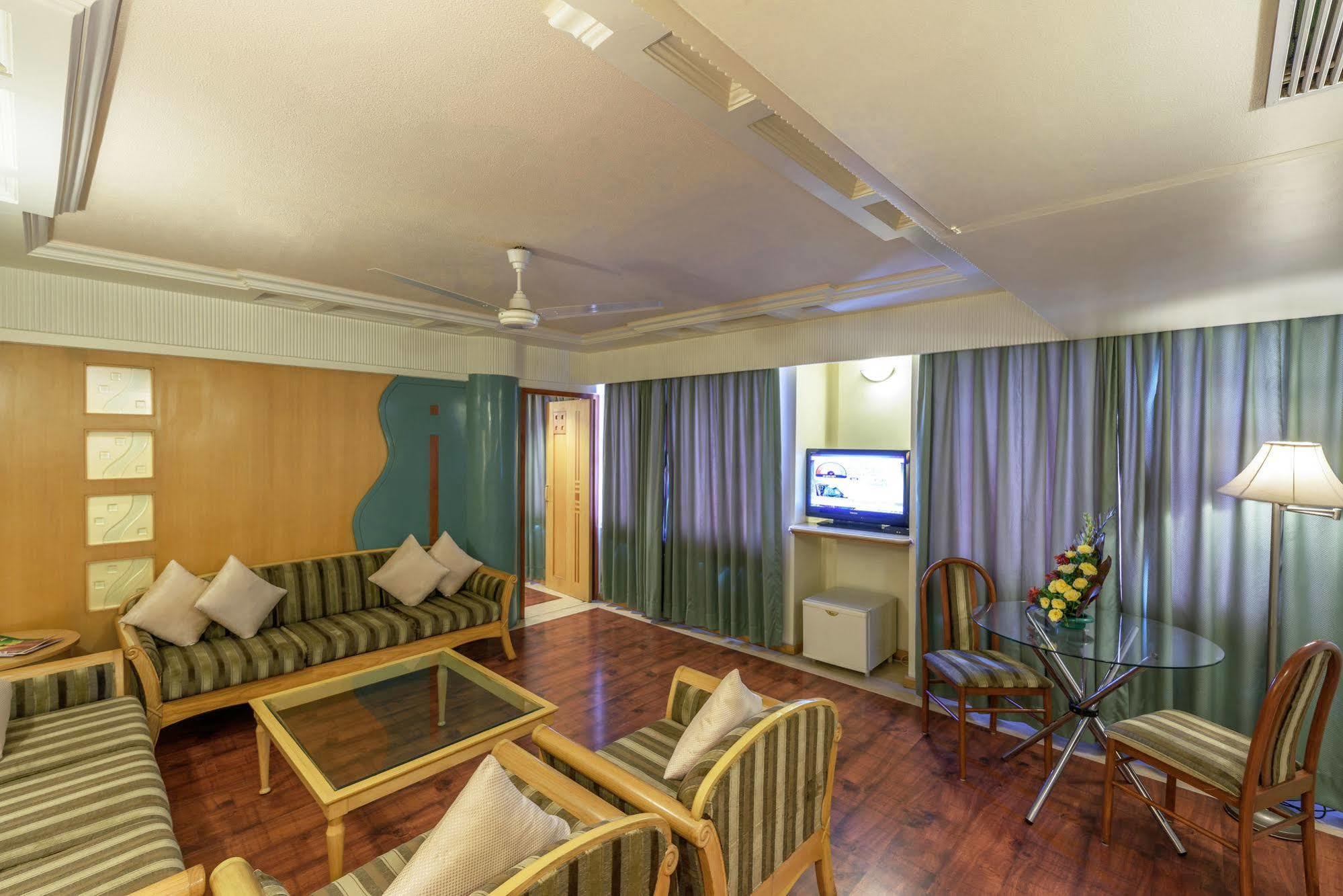 Comfort Inn President Near Ahmedabad Junction Station Bagian luar foto
